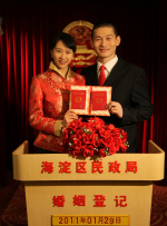 狂吻手伸进她内裤里狂摸